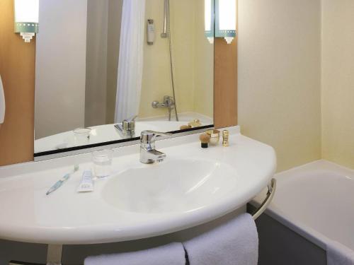 Habitación Doble Estándar con sofá cama del hotel Ibis Paris Pantin Eglise. Foto 1