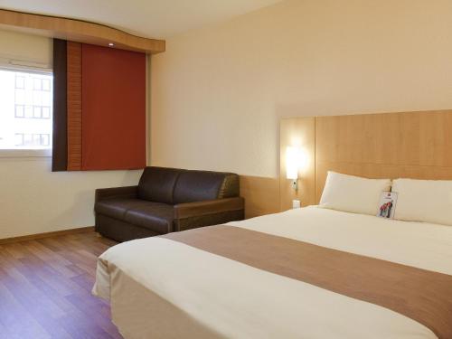 Habitación Doble Estándar con sofá cama del hotel Ibis Paris Pantin Eglise. Foto 2