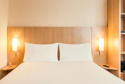 Habitación Doble Estándar con sofá cama del hotel Ibis Paris Pantin Eglise. Foto 3