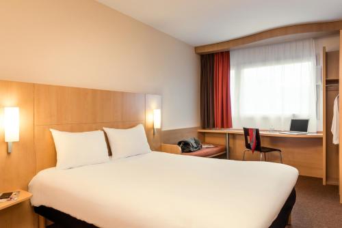 Habitación Doble Estándar con sofá cama del hotel Ibis Paris Pantin Eglise. Foto 4