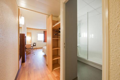 Habitación Doble Estándar con sofá cama del hotel Ibis Paris Pantin Eglise. Foto 7