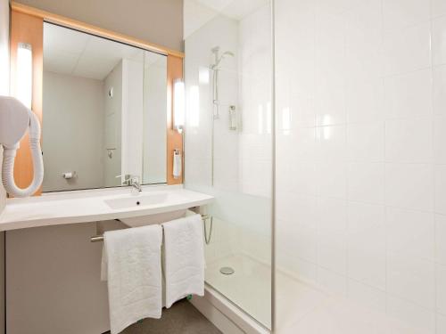 Habitación Doble Estándar con 2 camas dobles del hotel Ibis Paris Pantin Eglise
