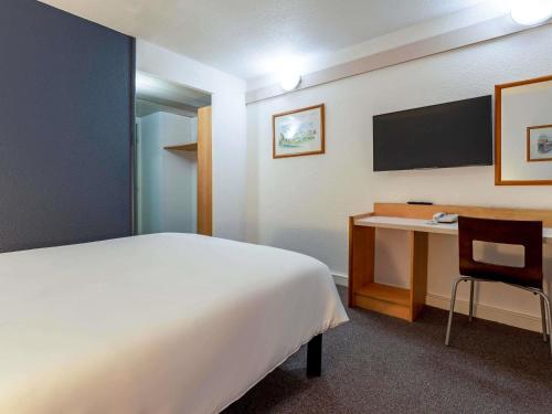 Habitación Doble Estándar con 2 camas dobles del hotel Ibis Paris Pantin Eglise. Foto 1