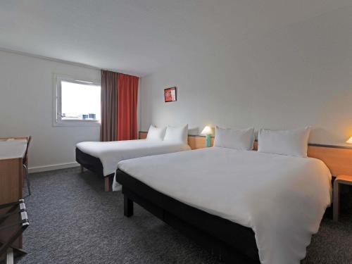 Habitación Doble Estándar con 2 camas dobles del hotel Ibis Paris Pantin Eglise. Foto 2