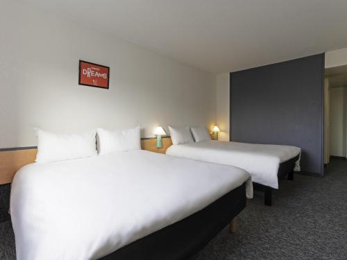 Habitación Doble Estándar con 2 camas dobles del hotel Ibis Paris Pantin Eglise. Foto 3