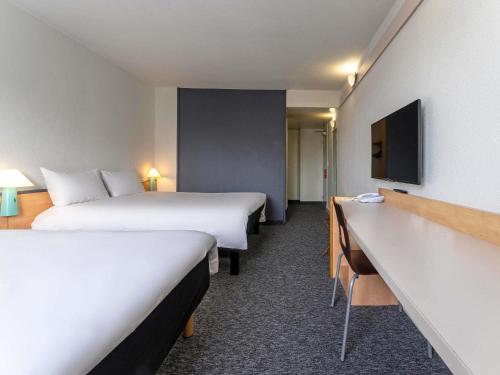 Habitación Doble Estándar con 2 camas dobles del hotel Ibis Paris Pantin Eglise. Foto 4
