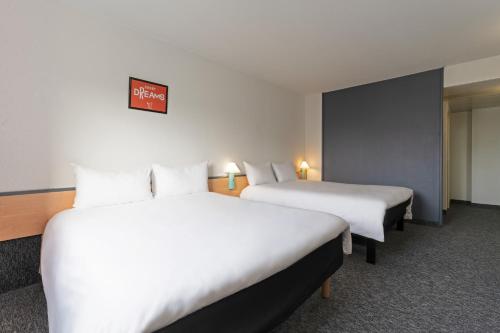 Habitación Doble Estándar con 2 camas dobles del hotel Ibis Paris Pantin Eglise. Foto 5