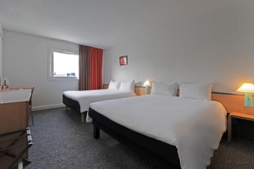 Habitación Doble Estándar con 2 camas dobles del hotel Ibis Paris Pantin Eglise. Foto 6