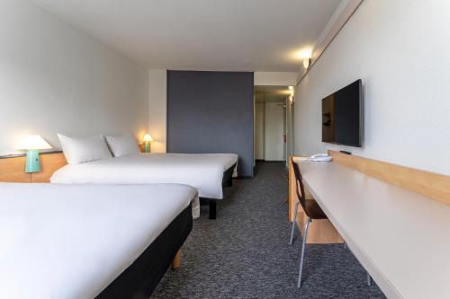 Habitación Doble Estándar con 2 camas dobles del hotel Ibis Paris Pantin Eglise. Foto 8