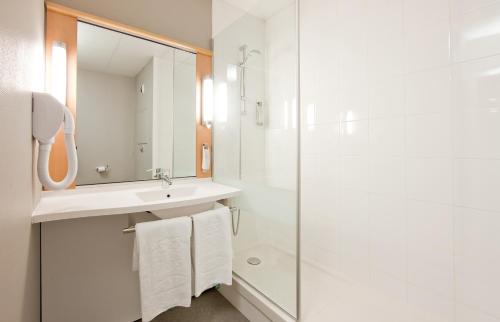Habitación Doble Estándar con 2 camas dobles del hotel Ibis Paris Pantin Eglise. Foto 9
