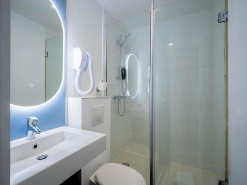 Habitación Doble Estándar del hotel Ibis Paris Père Lachaise. Foto 2