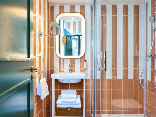 Habitación Doble Estándar - 2 camas del hotel Mercure Paris Butte Montmartre Basilique. Foto 1