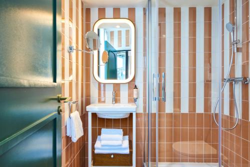 Habitación Doble Estándar - 2 camas del hotel Mercure Paris Butte Montmartre Basilique. Foto 7