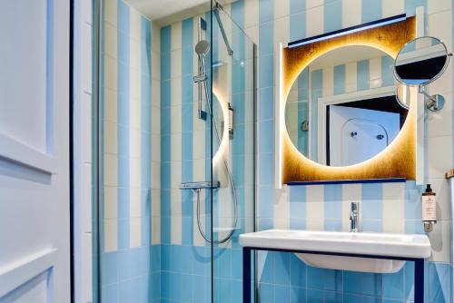 Habitación Doble Estándar - 2 camas del hotel Mercure Paris Butte Montmartre Basilique. Foto 9