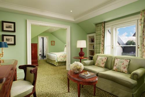 Habitación con cama grande y balcón del hotel The Lanesborough, Oetker Collection