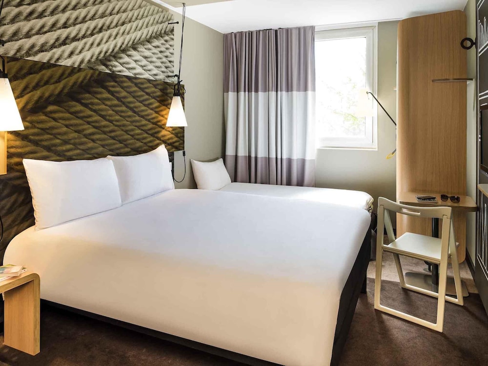 Habitación Standard con una cama doble y una cama individual del hotel Ibis Paris Saint-denis Stade Sud