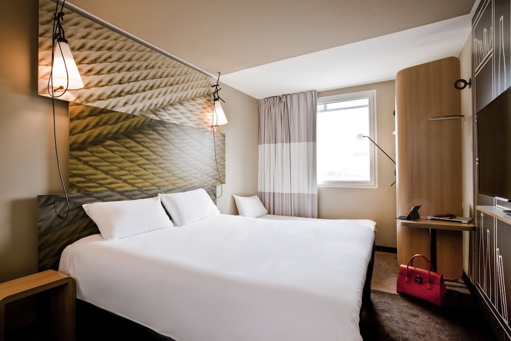 Habitación Standard con una cama doble y una cama individual del hotel Ibis Paris Saint-denis Stade Sud. Foto 1