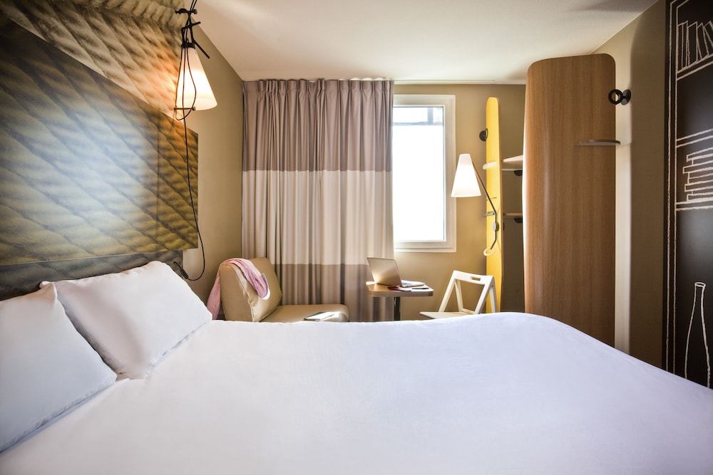 Habitación Standard con una cama doble y una cama individual del hotel Ibis Paris Saint-denis Stade Sud. Foto 2