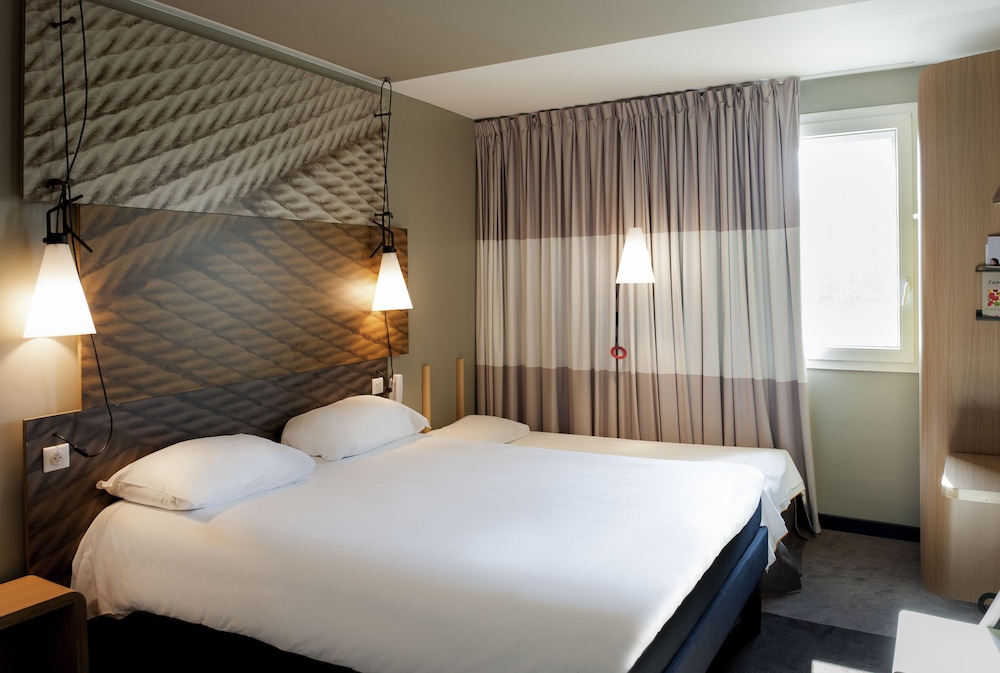 Habitación Standard con una cama doble y una cama individual del hotel Ibis Paris Saint-denis Stade Sud. Foto 3
