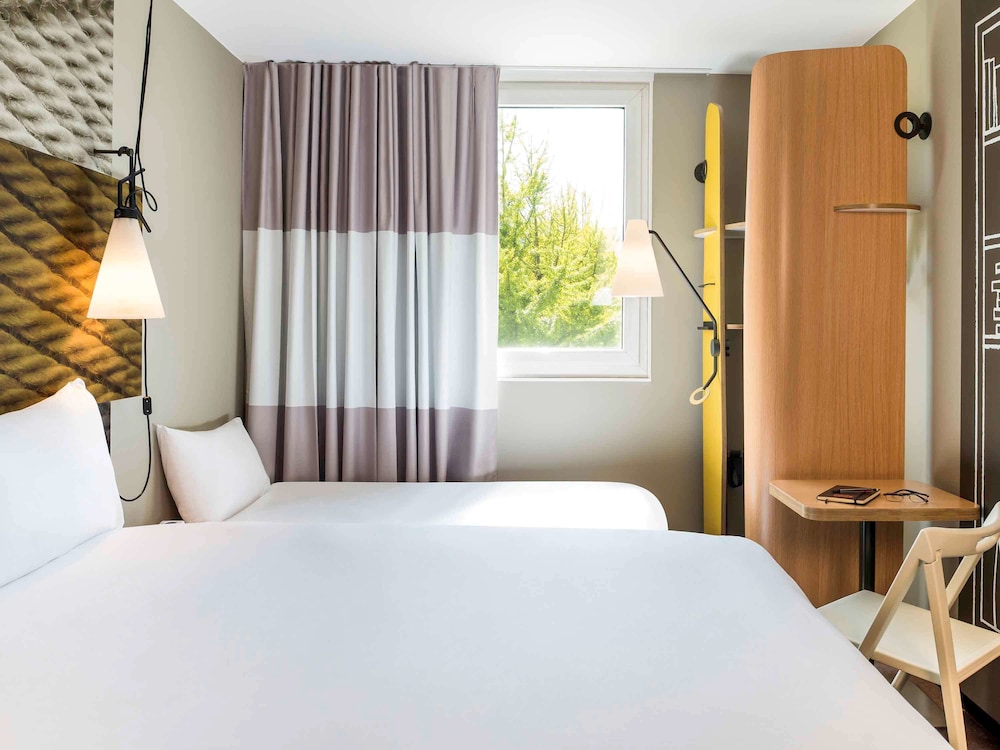 Habitación Standard con una cama doble y una cama individual del hotel Ibis Paris Saint-denis Stade Sud. Foto 4