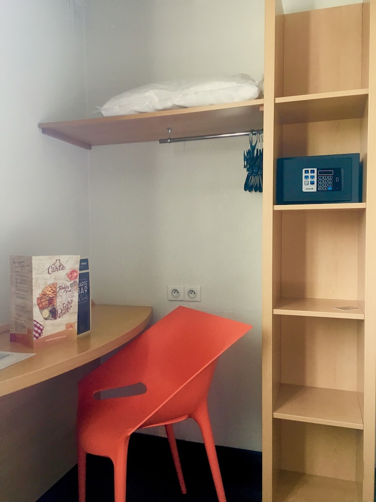 Habitación Standard con una cama doble del hotel Ibis Saint-denis Stade Ouest. Foto 1