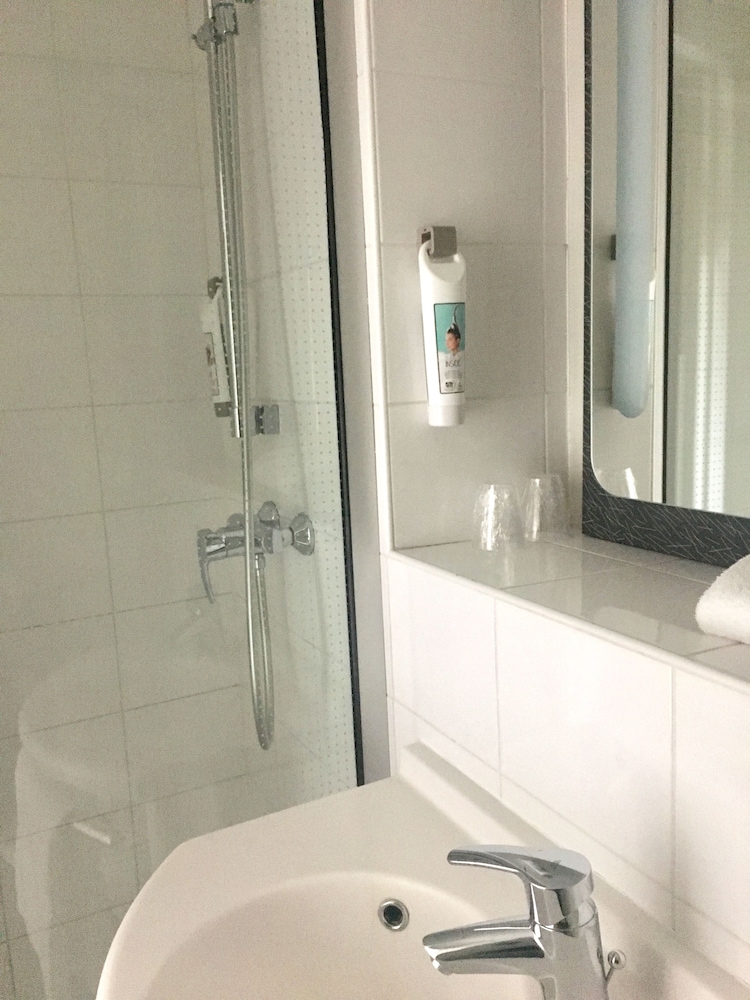 Habitación estándar 2 Camas individuales del hotel Ibis Saint-denis Stade Ouest. Foto 5