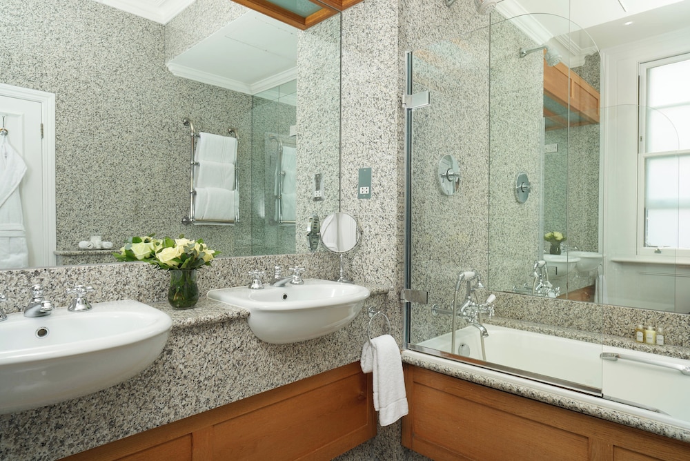 Habitación ejecutiva del hotel The Pelham London - Starhotels Collezione. Foto 4
