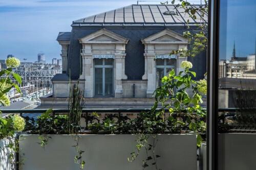 Habitación con cama grande y balcón del hotel Flanelles Paris