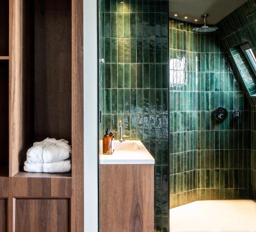 Habitación Clásica con balcón del hotel Flanelles Paris. Foto 3