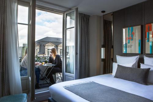 Habitación Clásica con balcón del hotel Flanelles Paris. Foto 9