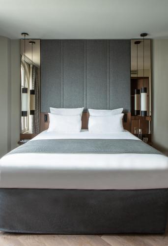 Habitación doble Superior Vista ciudad 1 Cama doble del hotel Flanelles Paris. Foto 6