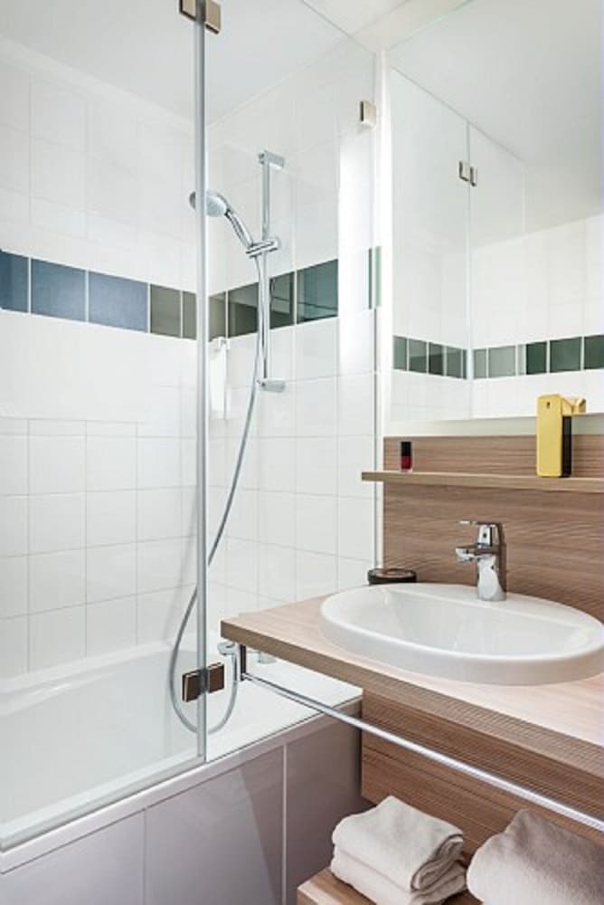 Habitación estándar, 1 cama doble con sofá cama del hotel Ibis Styles Paris Velizy. Foto 4