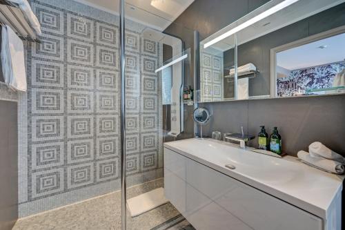 Habitación Doble Deluxe con vistas a la ciudad - 1 o 2 camas del hotel Juliana Paris. Foto 3