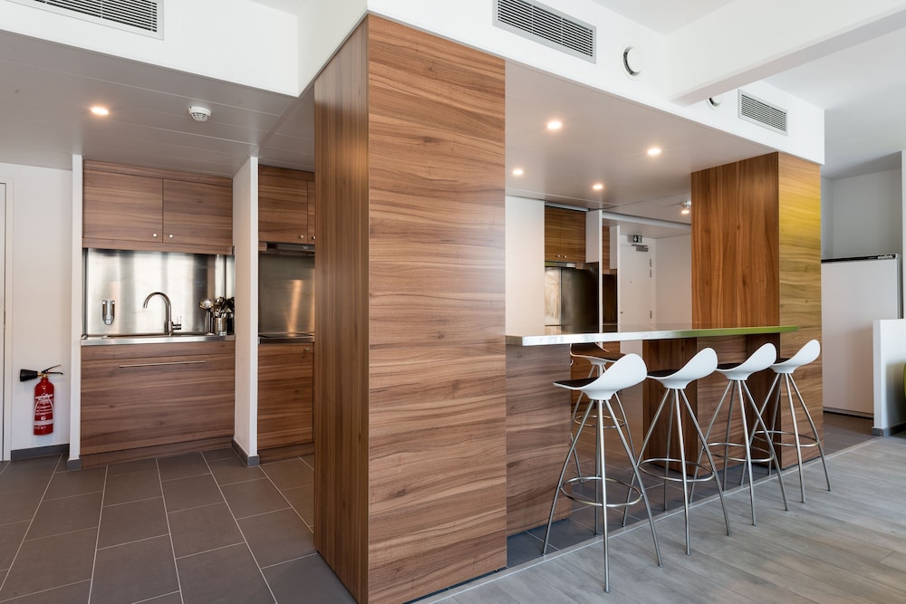Habitación estándar con 2 camas individuales del hotel The Social Hub Paris La Defense. Foto 5