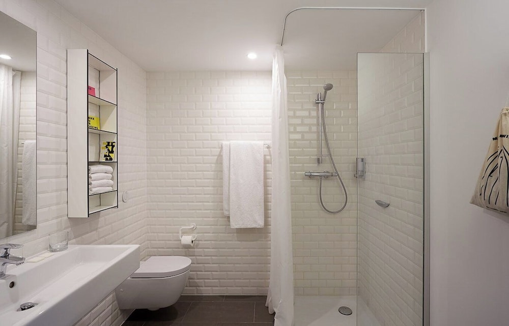 Habitación estándar doble, balcón del hotel The Social Hub Paris La Defense. Foto 6