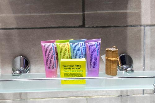 Habitación Doble Pequeña con ventana y 1 cama doble del hotel Shepherds Bush London. Foto 2