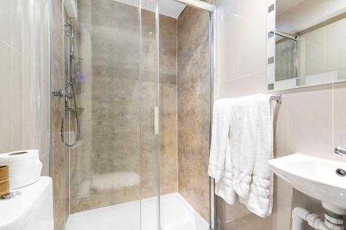 Habitación Doble Pequeña con ventana y 1 cama doble del hotel Shepherds Bush London. Foto 11