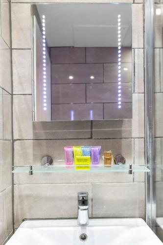 Habitación con cama extragrande. del hotel Shepherds Bush London. Foto 5