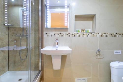 Habitación Cuádruple con ducha del hotel Shepherds Bush London. Foto 19