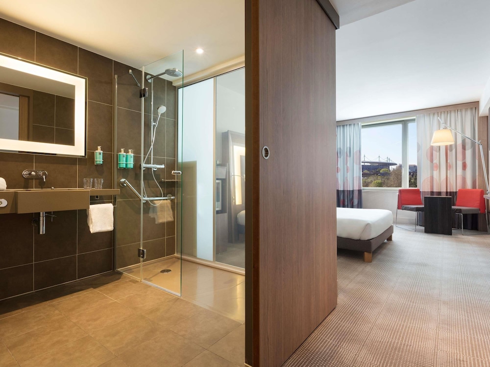 Habitación Standard con 2 camas individuales del hotel Novotel Paris Saint Denis Stade Basilique. Foto 4