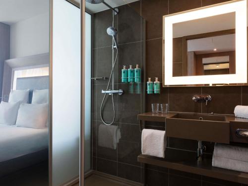 Habitación Superior para no fumadores con 1 cama doble y sofá del hotel Novotel Paris Saint Denis Stade Basilique