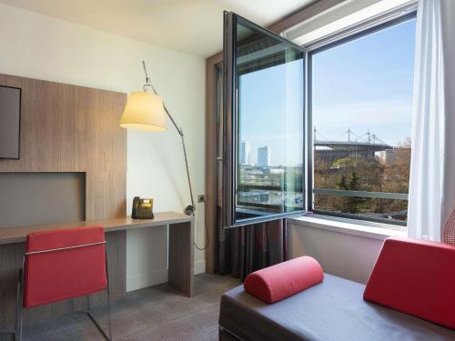 Habitación Superior para no fumadores con 1 cama doble y sofá del hotel Novotel Paris Saint Denis Stade Basilique. Foto 1
