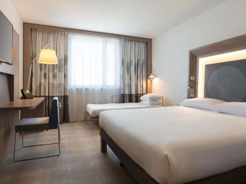 Habitación Superior para no fumadores con 1 cama doble y sofá del hotel Novotel Paris Saint Denis Stade Basilique. Foto 6