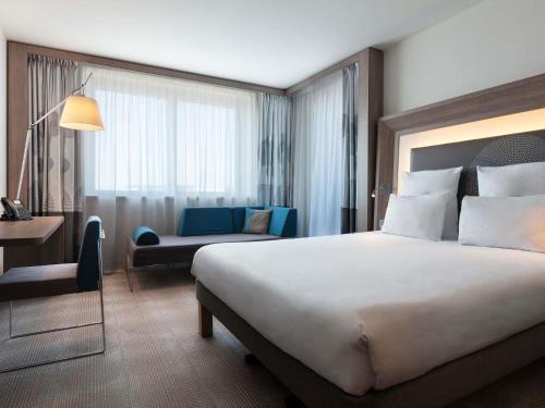 Habitación Superior para no fumadores con 1 cama doble y sofá del hotel Novotel Paris Saint Denis Stade Basilique. Foto 8