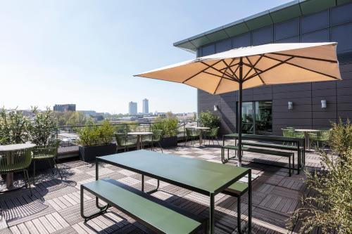 Habitación Superior para no fumadores con 1 cama doble y sofá del hotel Novotel Paris Saint Denis Stade Basilique. Foto 9