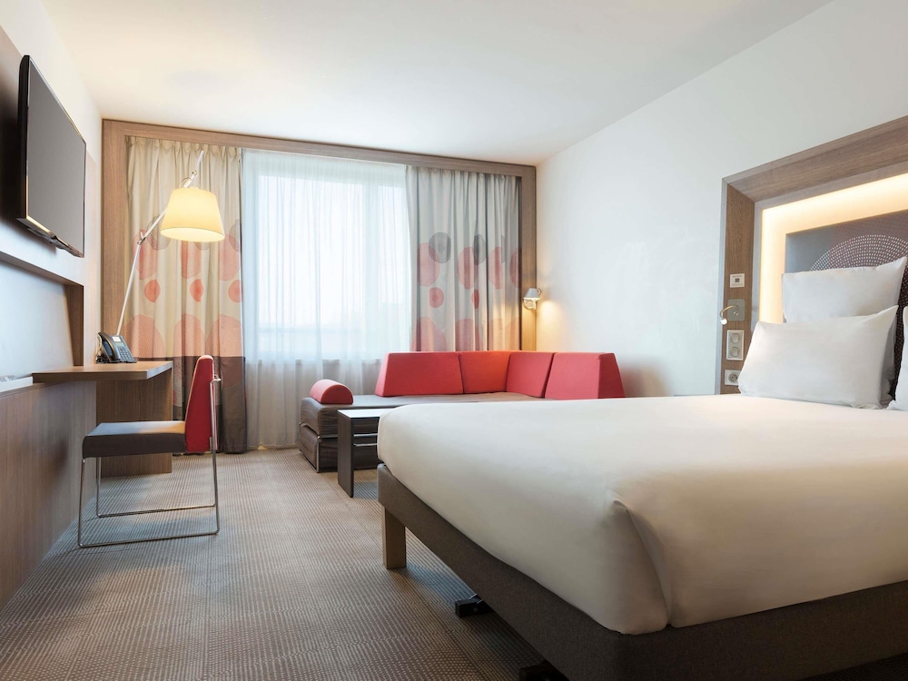 Habitacion Superior con 1 cama doble y Sofa del hotel Novotel Paris Saint Denis Stade Basilique. Foto 8