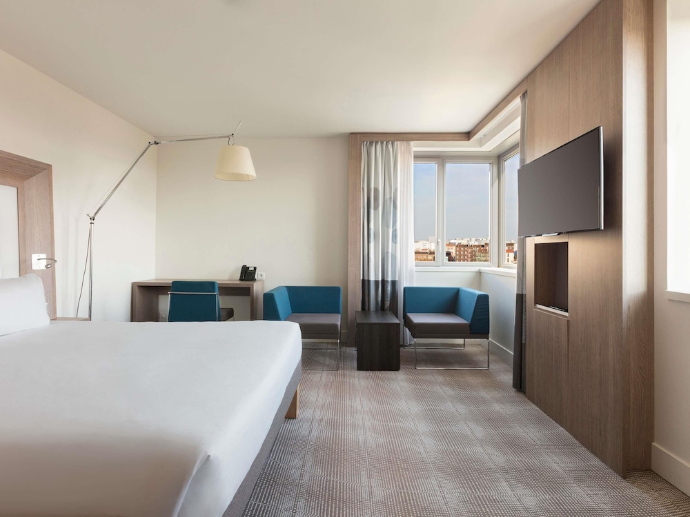 Habitación Deluxe con 1 cama doble, sofá y vistas a la torre Eiffel del hotel Novotel Paris Saint Denis Stade Basilique. Foto 7
