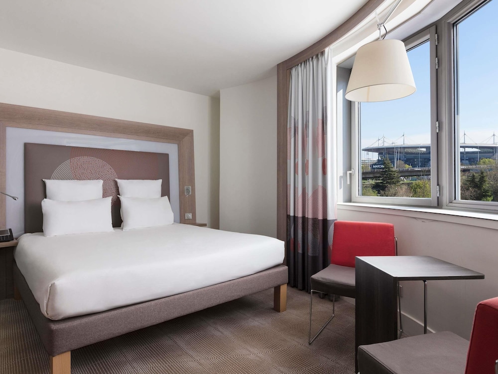 Suite Junior con vistas a la Torre Eiffel del hotel Novotel Paris Saint Denis Stade Basilique
