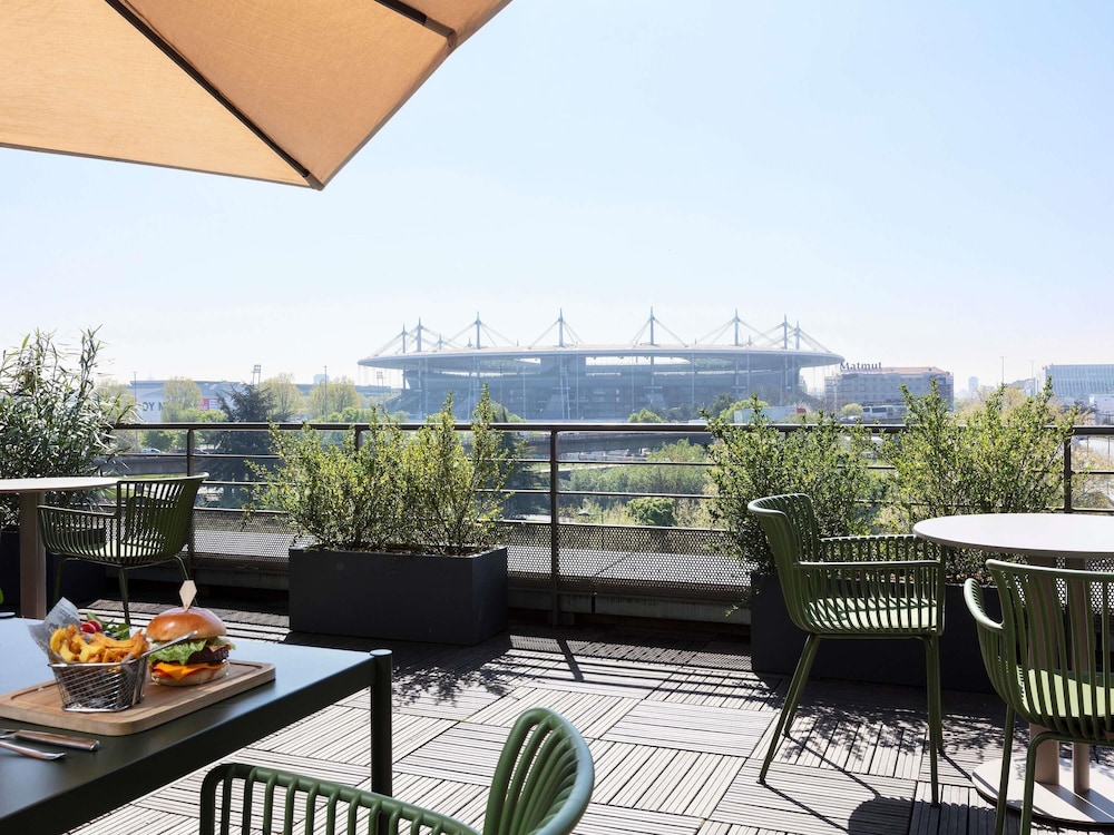 Suite Junior con vistas a la Torre Eiffel del hotel Novotel Paris Saint Denis Stade Basilique. Foto 1