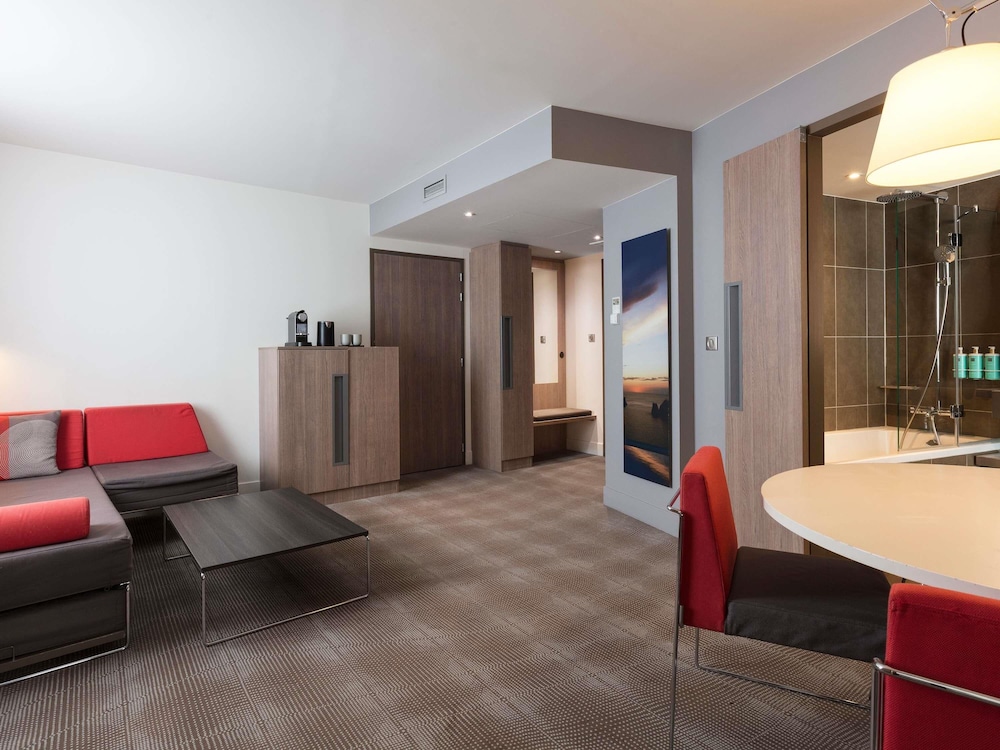Suite Junior con vistas a la Torre Eiffel del hotel Novotel Paris Saint Denis Stade Basilique. Foto 6
